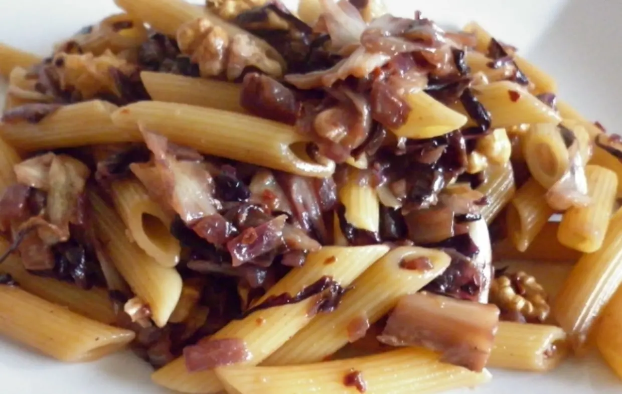 LA RICETTA DEL GIORNO | Pasta radicchio e gorgonzola: un primo piatto facile e gustoso