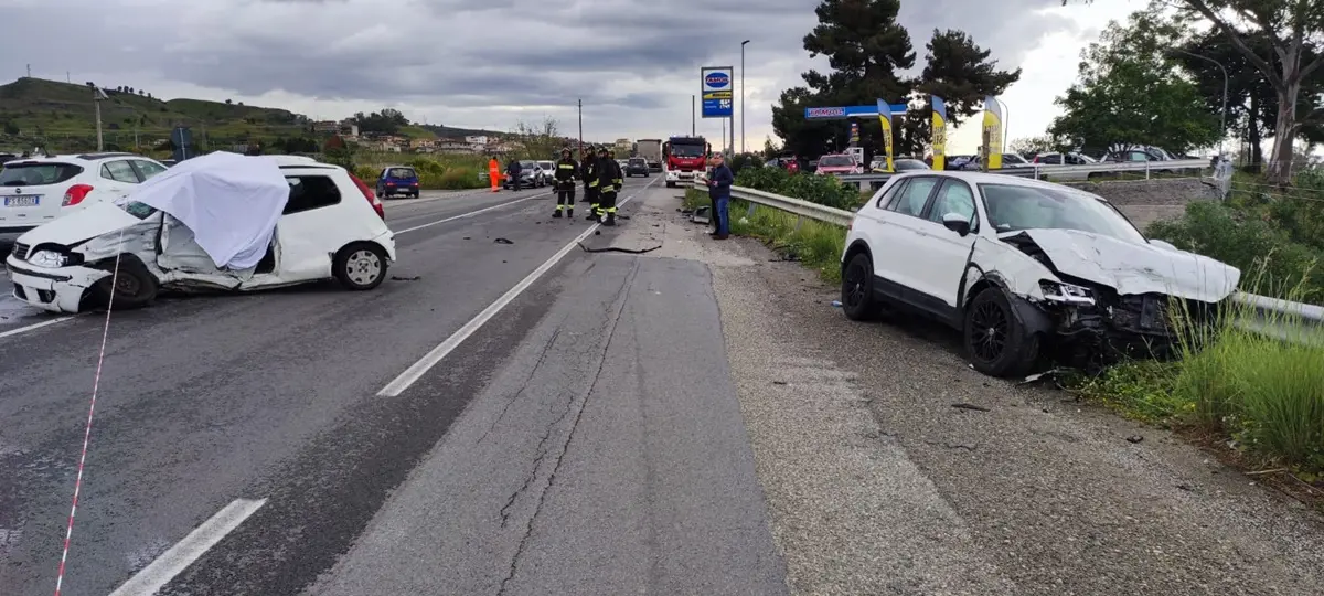 Incidente sulla ss 106, due veicoli si scontrano: uno dei conducenti muore sul colpo