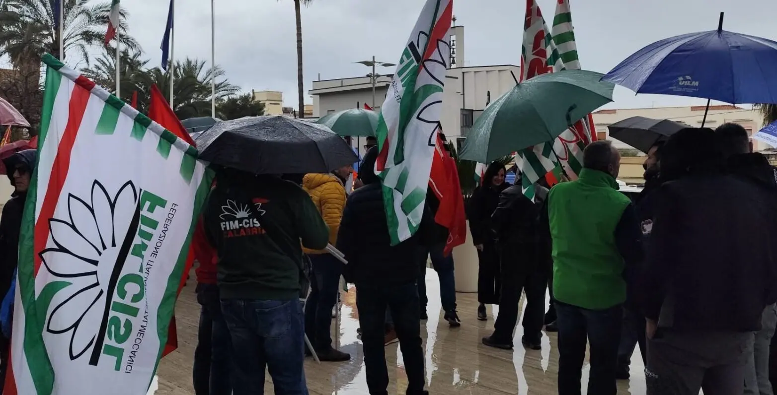 Reggio, i metalmeccanici non mollano sul rinnovo del contratto e chiedono alla politica regionale di fare pressione anche sul governo