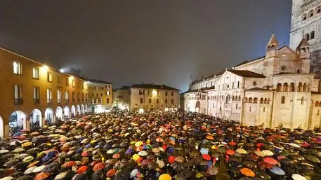 Il popolo delle \\'sardine\\' risponde in massa anche a Modena nel giorno dell\\'appuntamento elettorale di Matteo Salvini, 18 novembre 2019. Dopo aver riempito piazza Maggiore a Bologna, infatti, si \\u00E8 riempita anche Piazza Grande a Modena. ANSA/ELISABETTA BARACCHI , ANSA