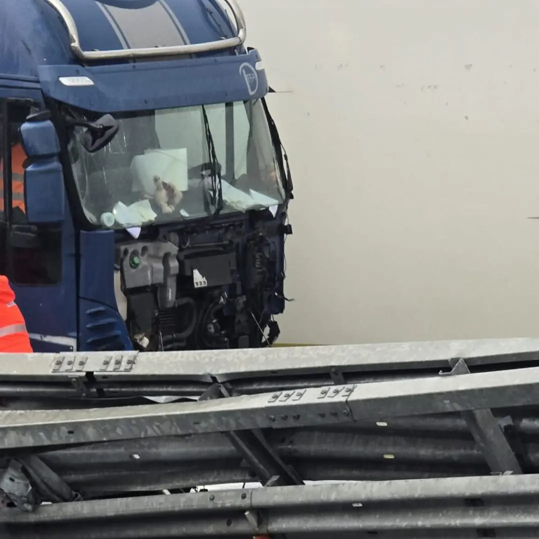 Incidente a Villa San Giovanni, Tir travolge auto della Polizia Stradale - FOTO