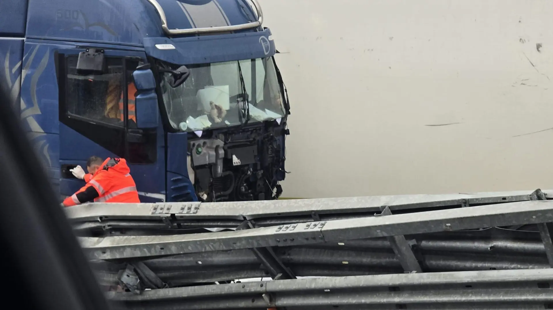 Incidente a Villa San Giovanni, Tir travolge auto della Polizia Stradale - FOTO