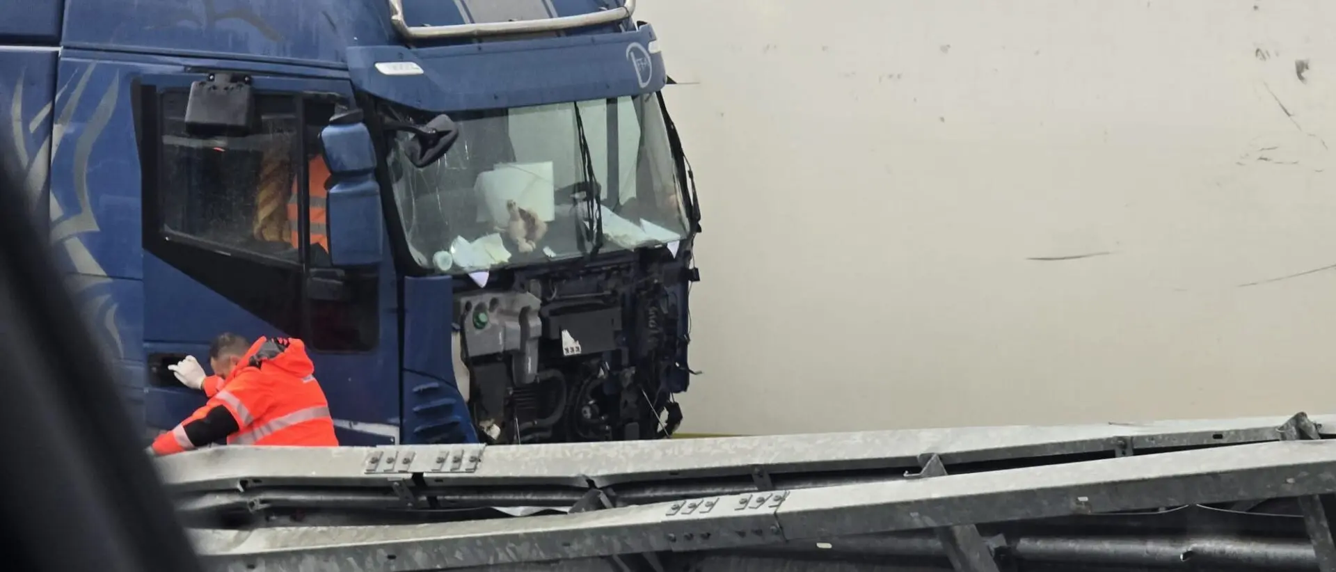 Incidente a Villa San Giovanni, Tir travolge auto della Polizia Stradale - FOTO