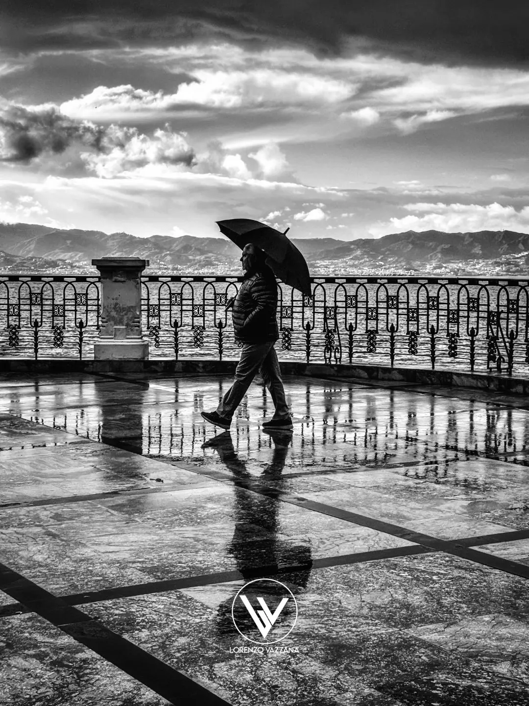 LA FOTO DEL GIORNO | Camminare sotto la pioggia senza correre via