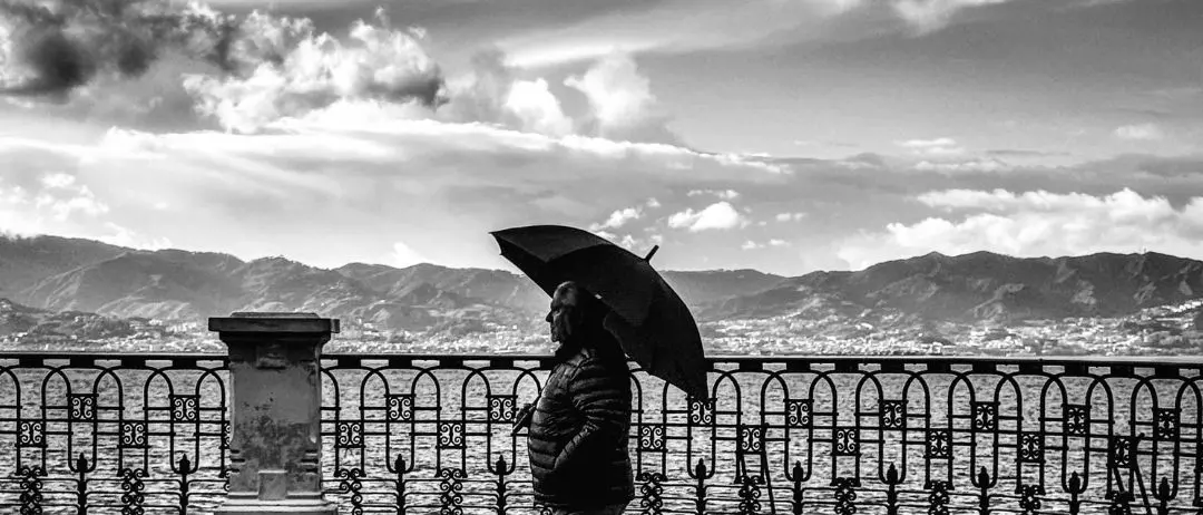 LA FOTO DEL GIORNO | Camminare sotto la pioggia senza correre via