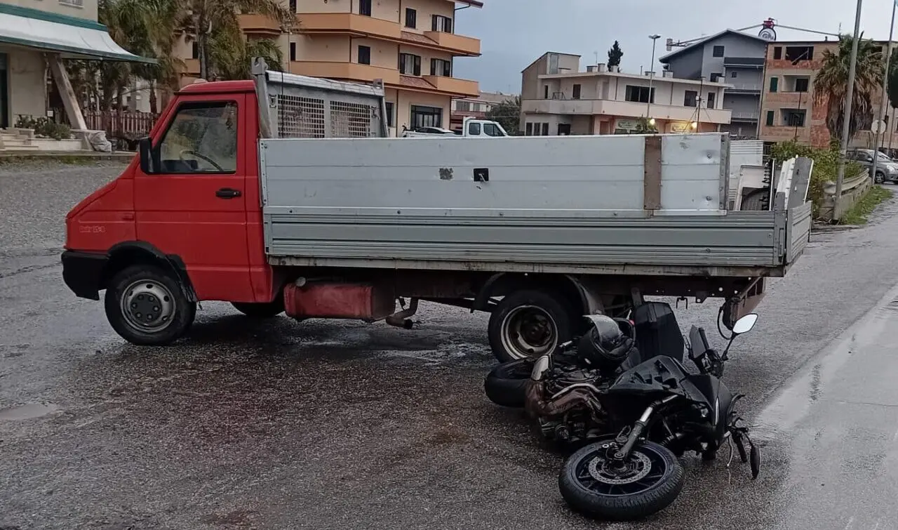 Siderno, scontro moto-camion sulla 106: un ferito grave