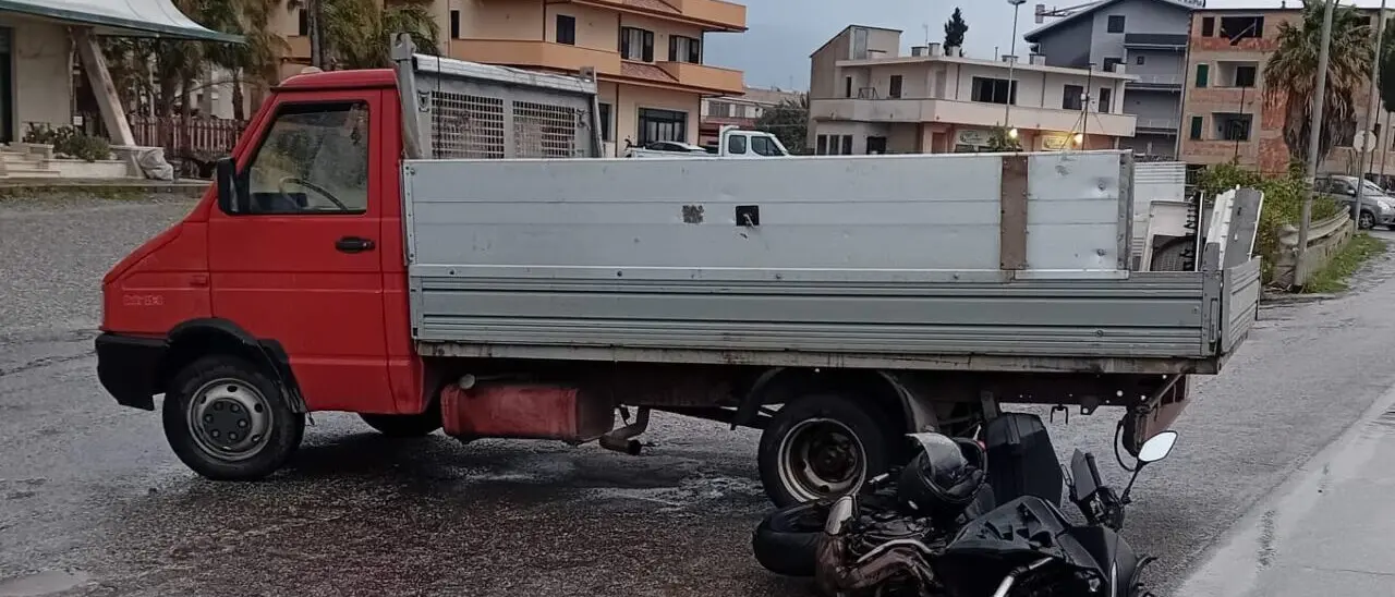 Siderno, scontro moto-camion sulla 106: un ferito grave