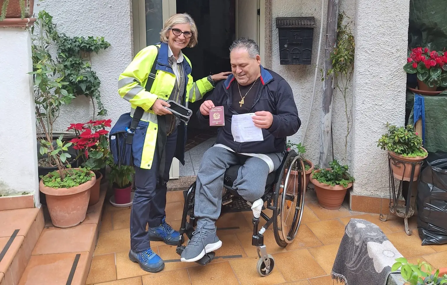 Stilo, da anni sulla sedia a rotelle riceve il passaporto direttamente a casa