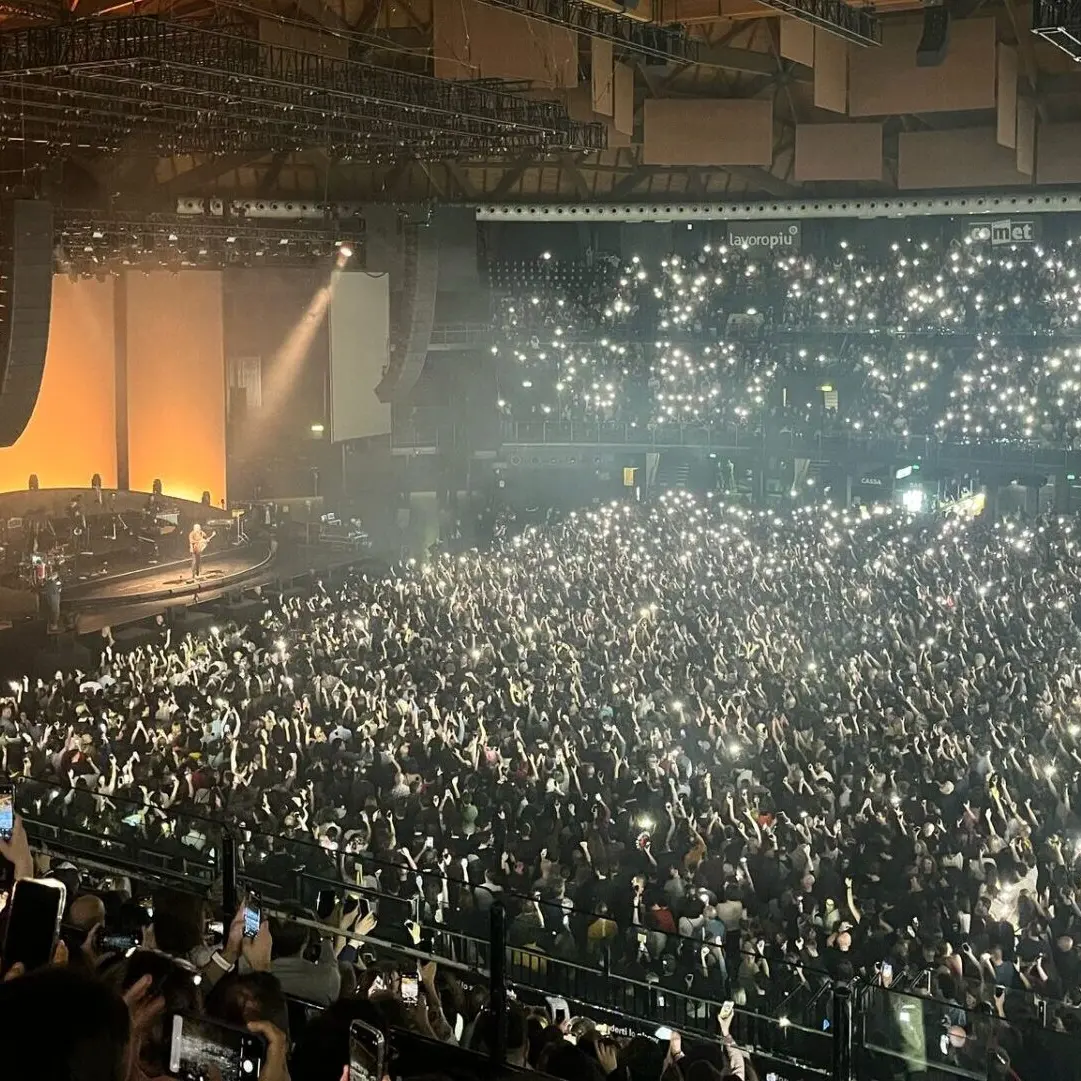 Bologna, 15 mila persone al concerto di Brunori: «Anche io con Una. Nessuna. Centomila contro la violenza sulle donne» - FOTO