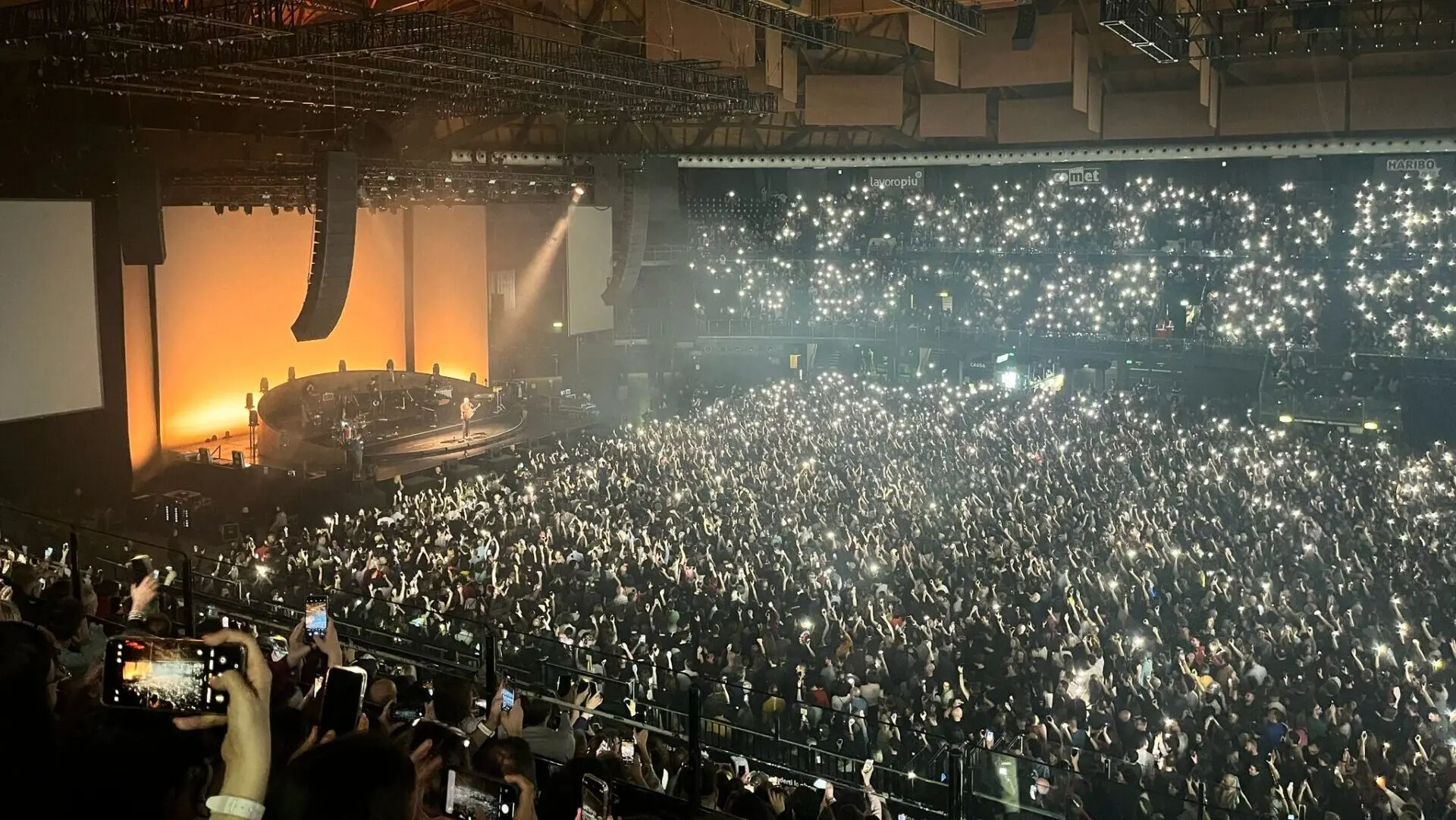 Bologna, 15 mila persone al concerto di Brunori: «Anche io con Una. Nessuna. Centomila contro la violenza sulle donne» - FOTO