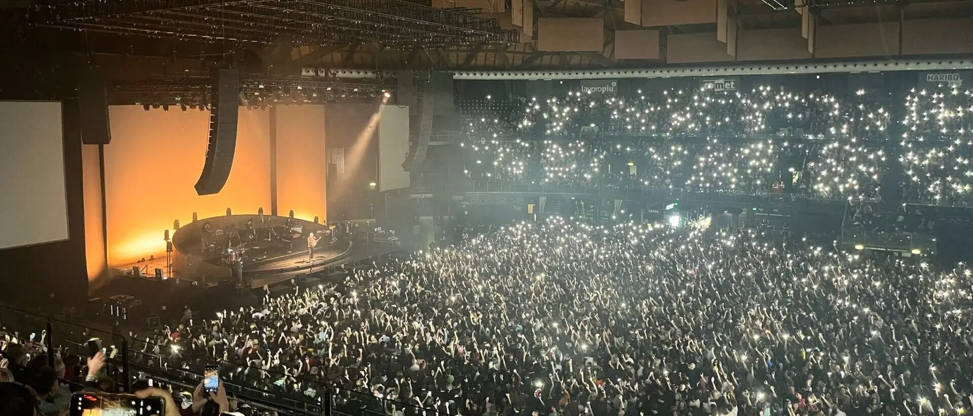 Bologna, 15 mila persone al concerto di Brunori: «Anche io con Una. Nessuna. Centomila contro la violenza sulle donne» - FOTO