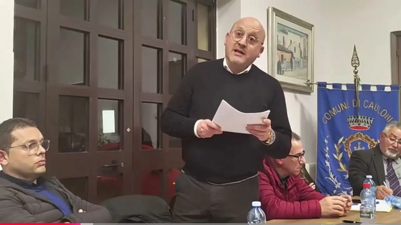 Caulonia, terremoto in maggioranza: il bilancio passa per un solo voto