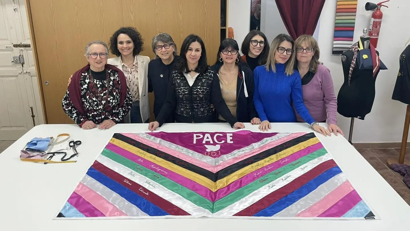 Al Quirinale la bandiera della Pace ricamata a Reggio dalle amiche della sartoria sociale Soleinsieme