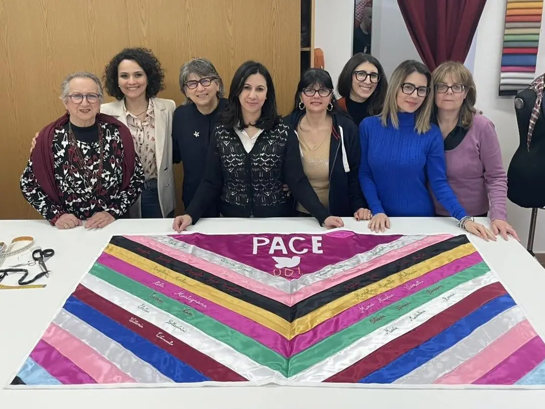 Al Quirinale la bandiera della Pace ricamata a Reggio dalle amiche della sartoria sociale Soleinsieme