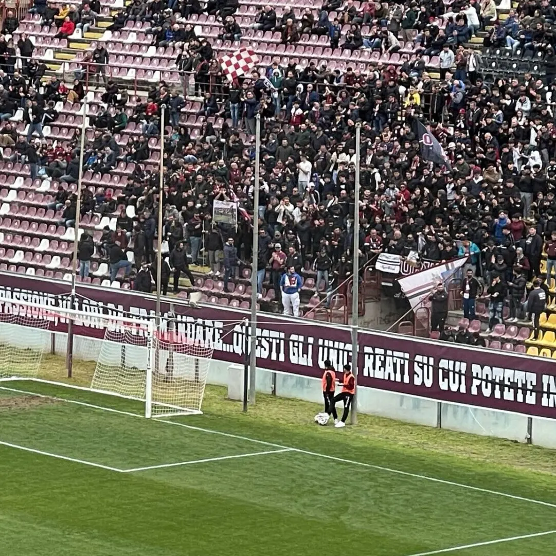 Prima del match tra Reggina e Vibonese, la Curva Sud omaggia Carminello