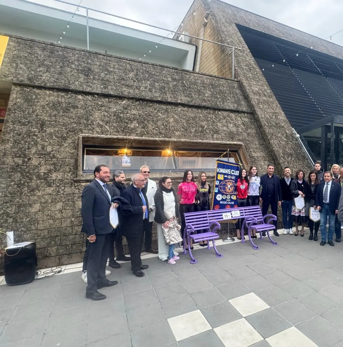 Reggio, il Kiwanis dona una panchina lilla al Parco Caserta