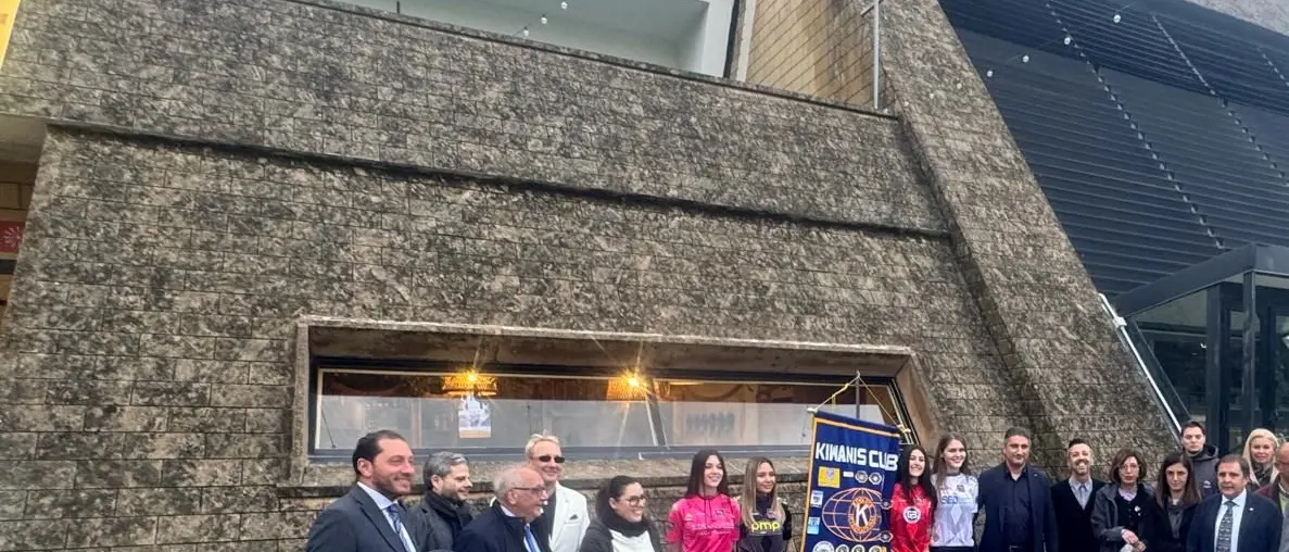 Reggio, il Kiwanis dona una panchina lilla al Parco Caserta