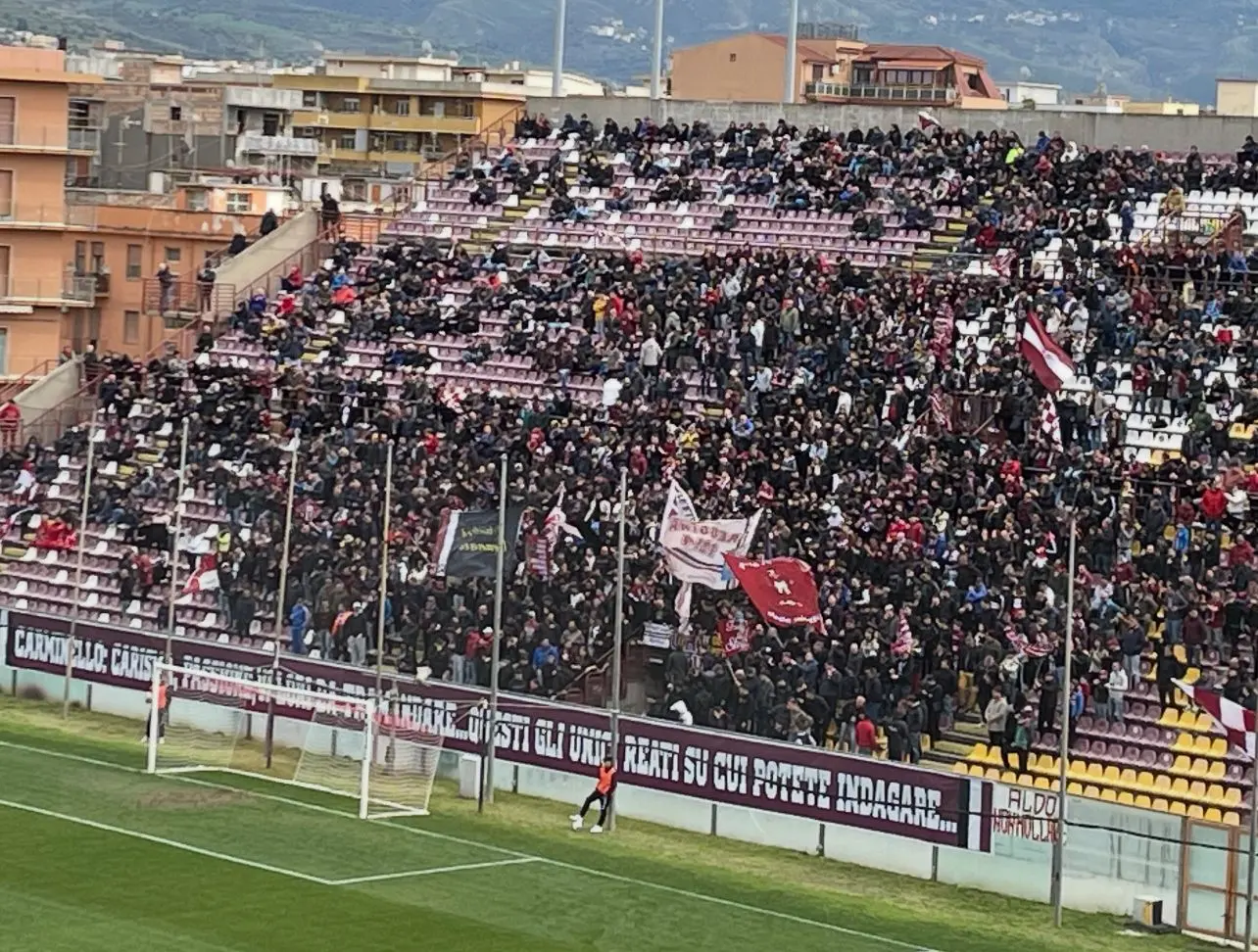 \"Reggio vuole vincere\" il coro della Curva Sud è un imperativo e un boato di fede senza tempo