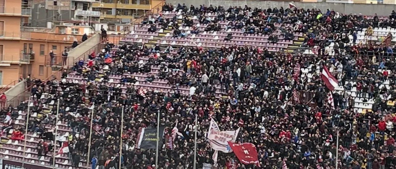 \"Reggio vuole vincere\" il coro della Curva Sud è un imperativo e un boato di fede senza tempo