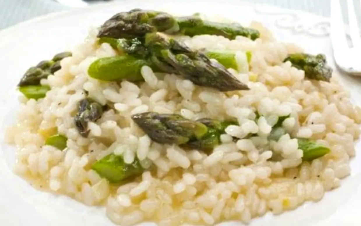 LA RICETTA DEL GIORNO | Risotto agli asparagi: un primo piatto cremoso e saporito