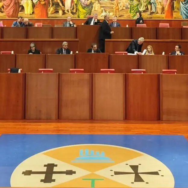 Consiglio regionale, la maggioranza istituisce due nuove società in house e dà il via libera al “consigliere supplente”