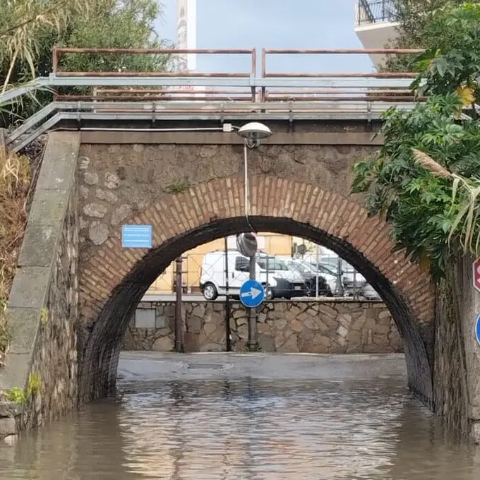 Bomba d’acqua a Caulonia, allagato il sottopasso ferroviario