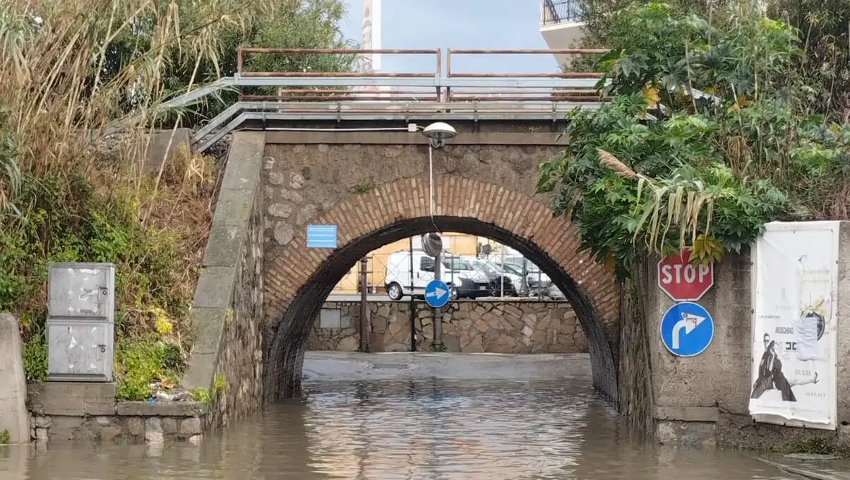 Bomba d’acqua a Caulonia, allagato il sottopasso ferroviario