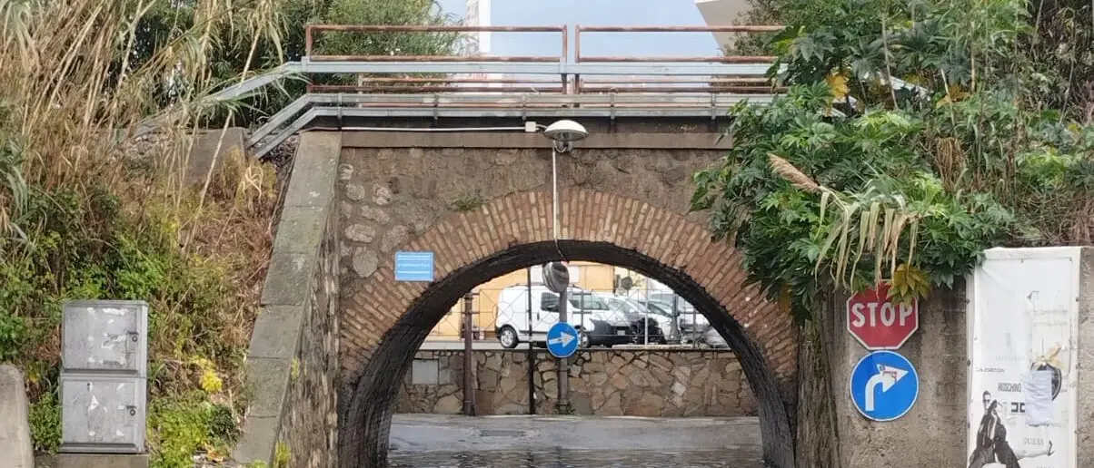 Bomba d’acqua a Caulonia, allagato il sottopasso ferroviario