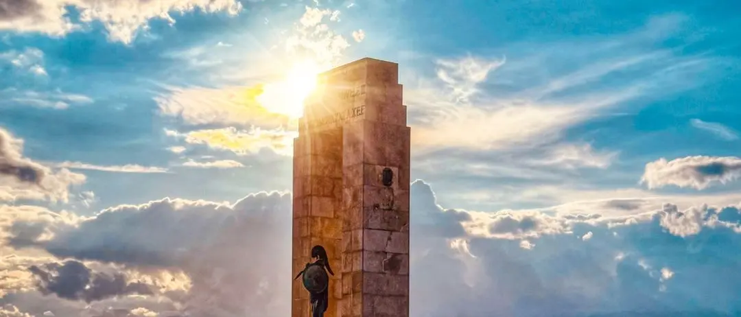 LA FOTO DEL GIORNO | Luci che tagliano l'ombra e dividono il cielo