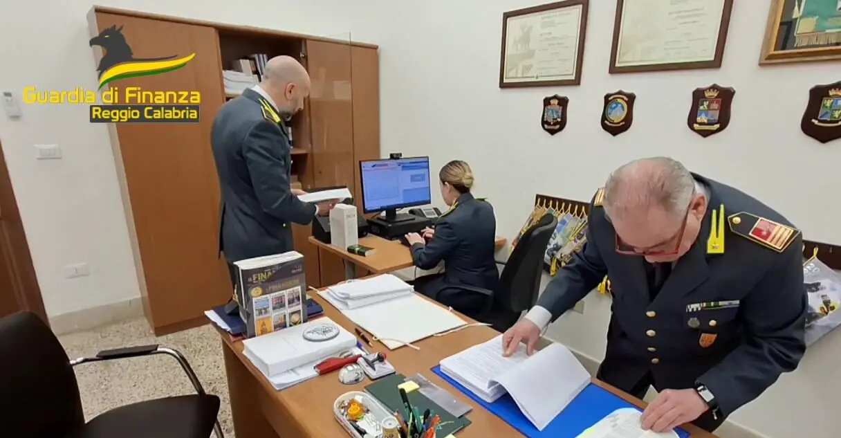 Reggio, Guardia di Finanza: scoperta ingente truffa ai danni dell'INPS, sequestrati 350mila euro