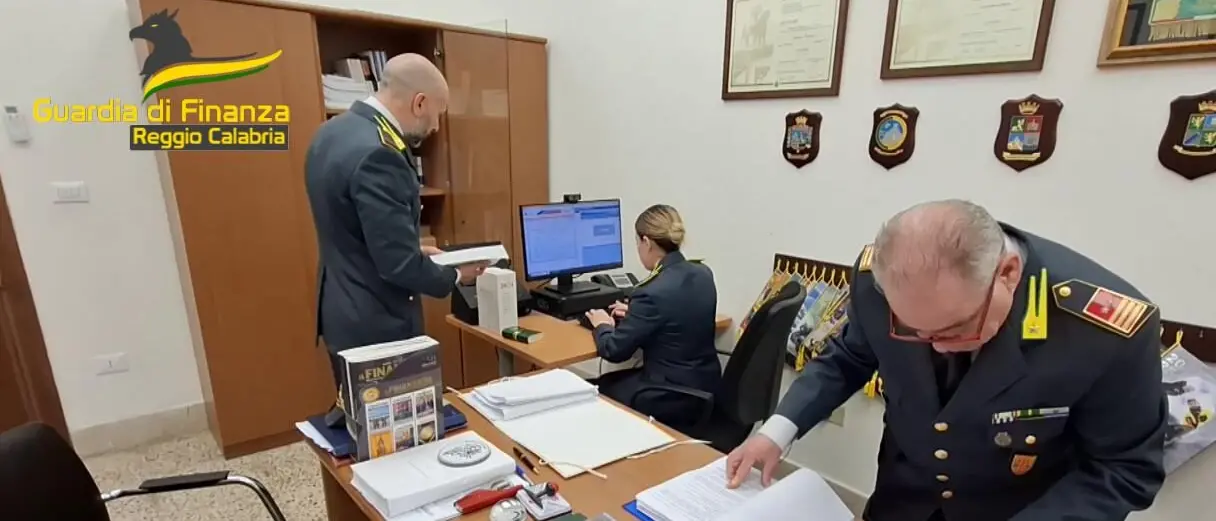 Reggio, Guardia di Finanza: scoperta ingente truffa ai danni dell'INPS, sequestrati 350mila euro
