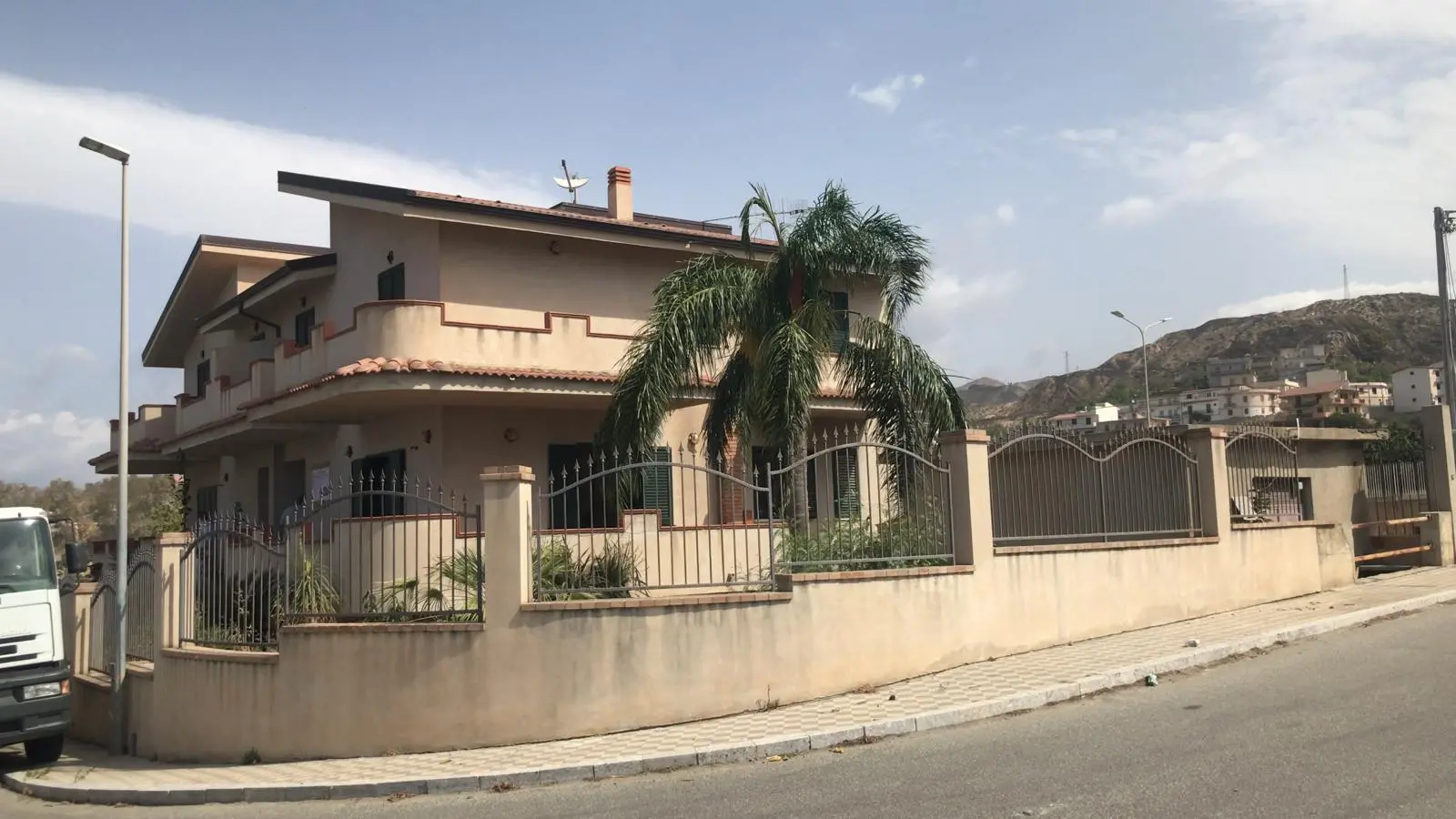 Lazzaro, pubblicato il bando per completare l’immobile confiscato che ospiterà la nuova caserma dei Carabinieri