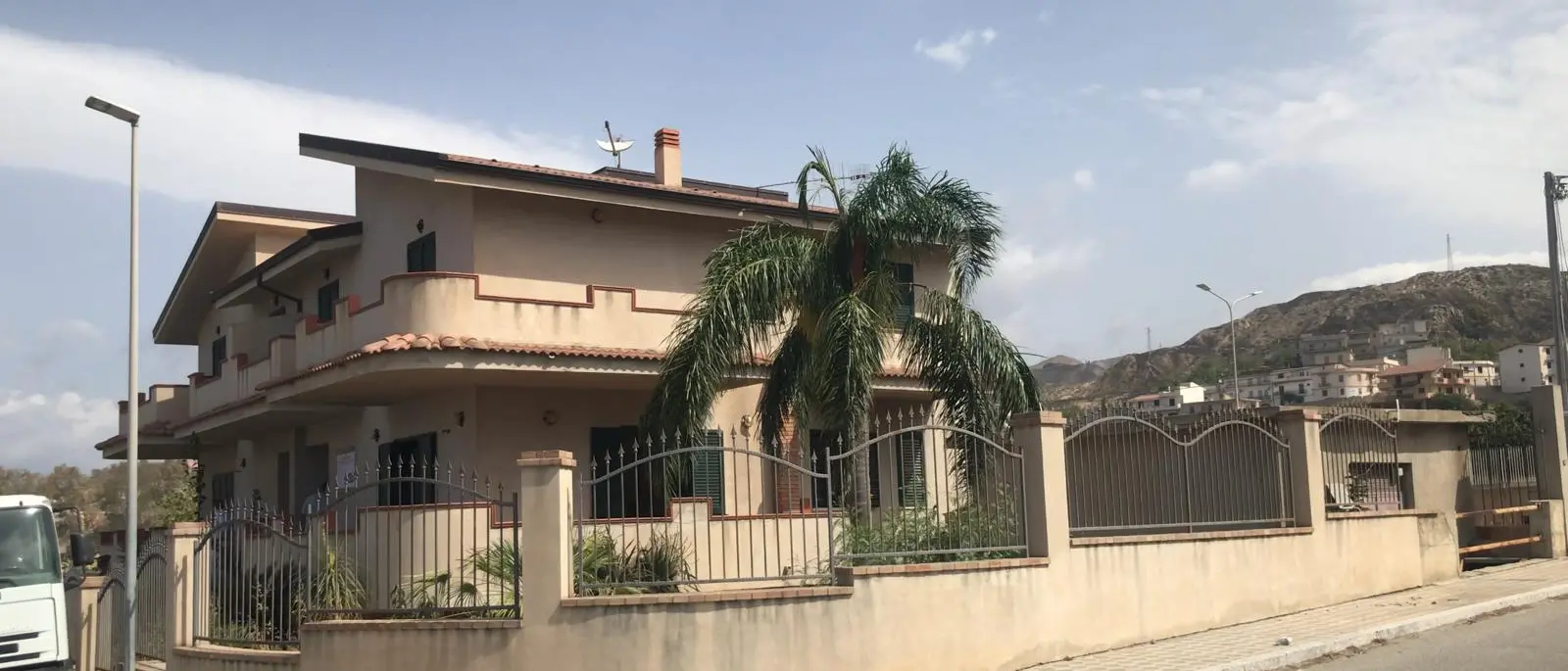 Lazzaro, pubblicato il bando per completare l’immobile confiscato che ospiterà la nuova caserma dei Carabinieri