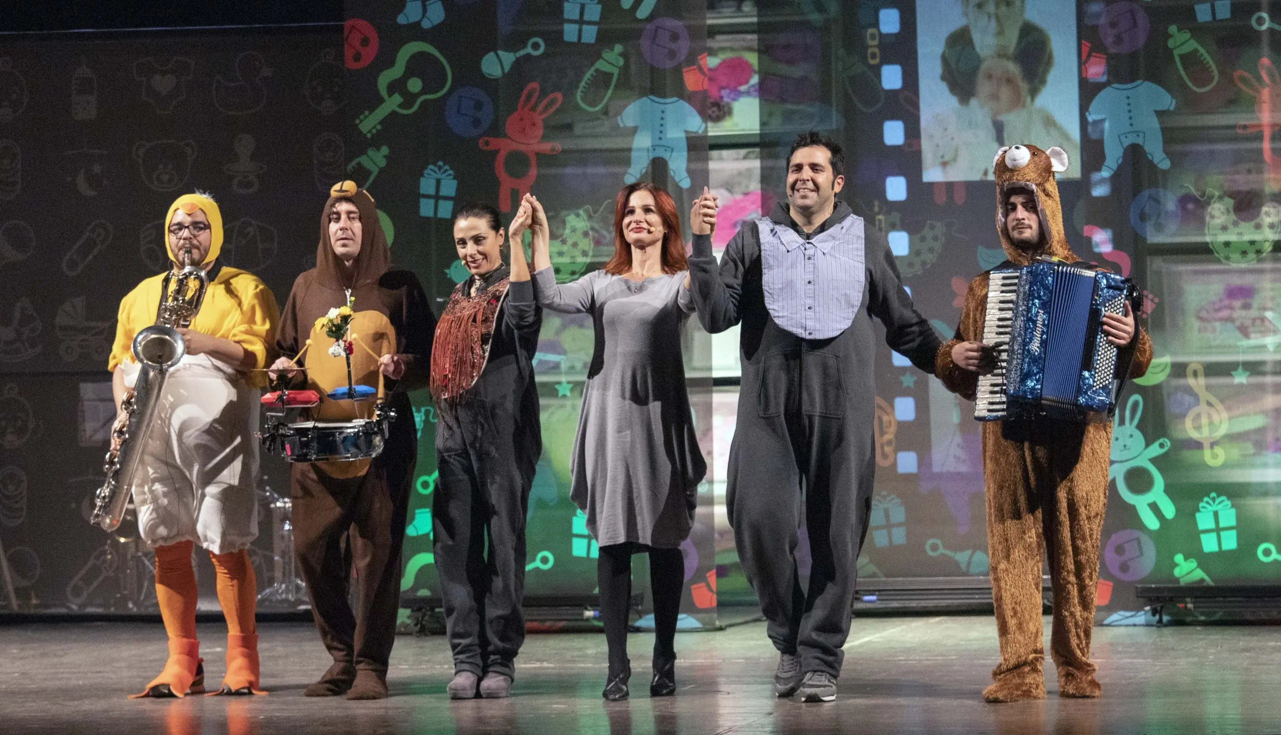 Emozioni, risate e tanti applausi a teatro per \"Mammamiabella\"