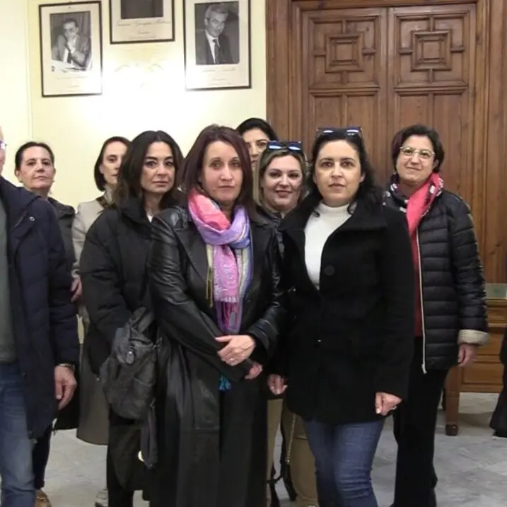 Assistenti educativi, nella giornata dell'Autismo la protesta silenziosa a Palazzo San Giorgio: «Noi ci siamo, anche se ci tagliano»