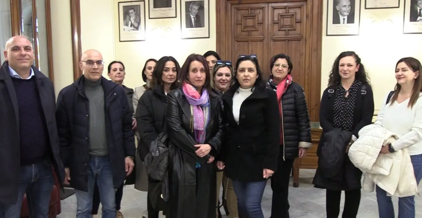 Assistenti educativi, nella giornata dell'Autismo la protesta silenziosa a Palazzo San Giorgio: «Noi ci siamo, anche se ci tagliano»