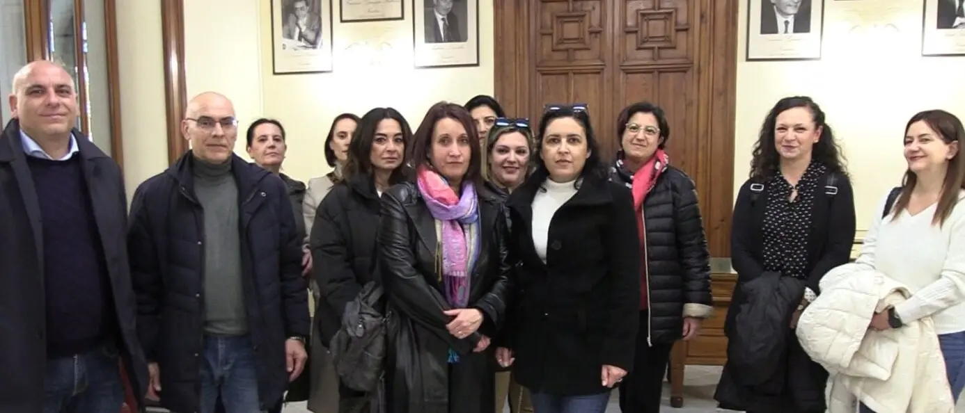 Assistenti educativi, nella giornata dell'Autismo la protesta silenziosa a Palazzo San Giorgio: «Noi ci siamo, anche se ci tagliano»