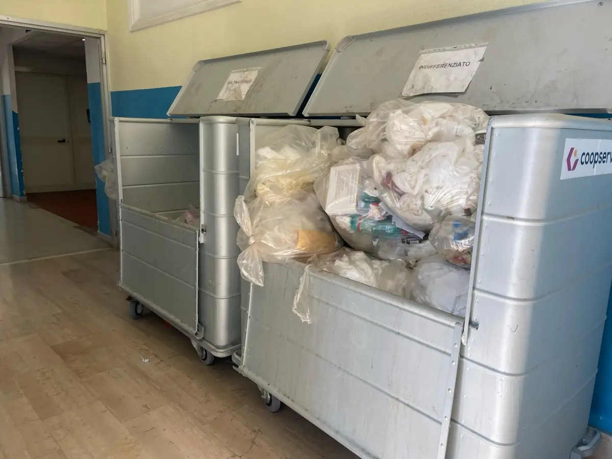 Ospedale di Locri, la denuncia del comitato: «Rifiuti davanti agli ascensori»