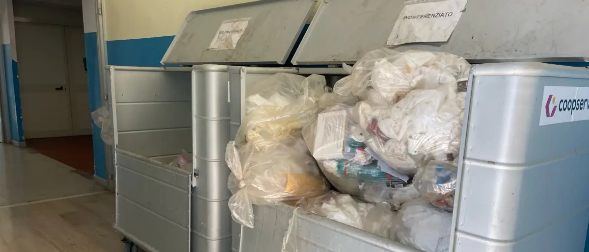 Ospedale di Locri, la denuncia del comitato: «Rifiuti davanti agli ascensori»