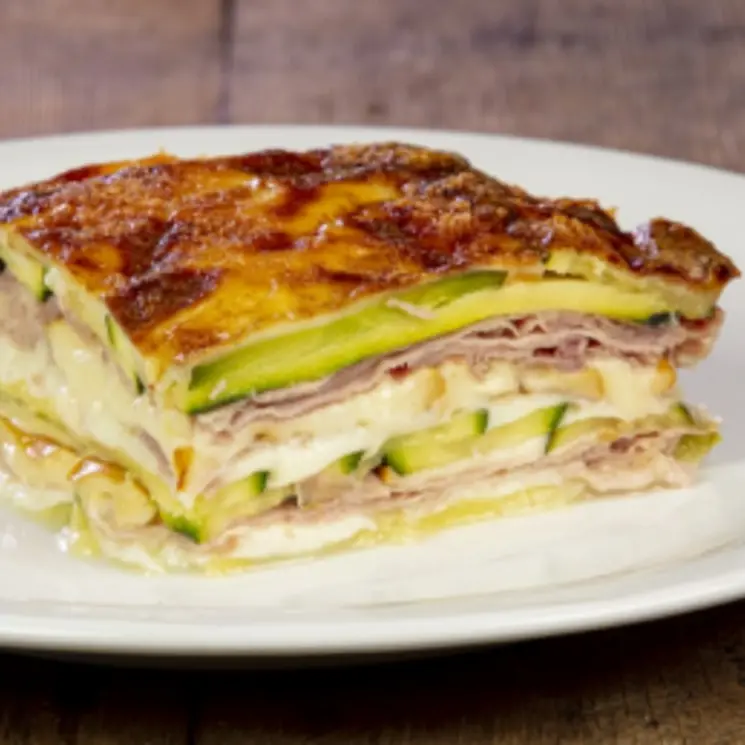 LA RICETTA DEL GIORNO | Parmigiana bianca di zucchine: un'esplosione di gusto e leggerezza