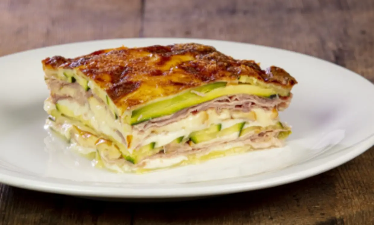 LA RICETTA DEL GIORNO | Parmigiana bianca di zucchine: un'esplosione di gusto e leggerezza