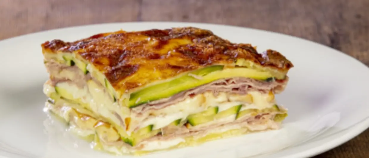 LA RICETTA DEL GIORNO | Parmigiana bianca di zucchine: un'esplosione di gusto e leggerezza