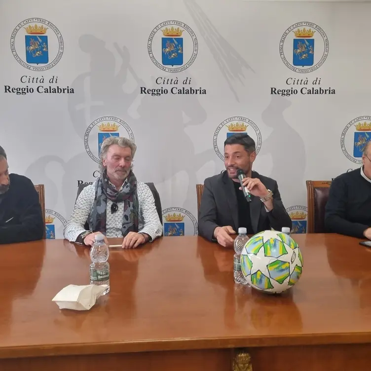 Reggio, a palazzo San Giorgio la presentazione del libro “Volevo solo giocare a pallone” di Luigi Sacchetti e Lorenzo Fabiano