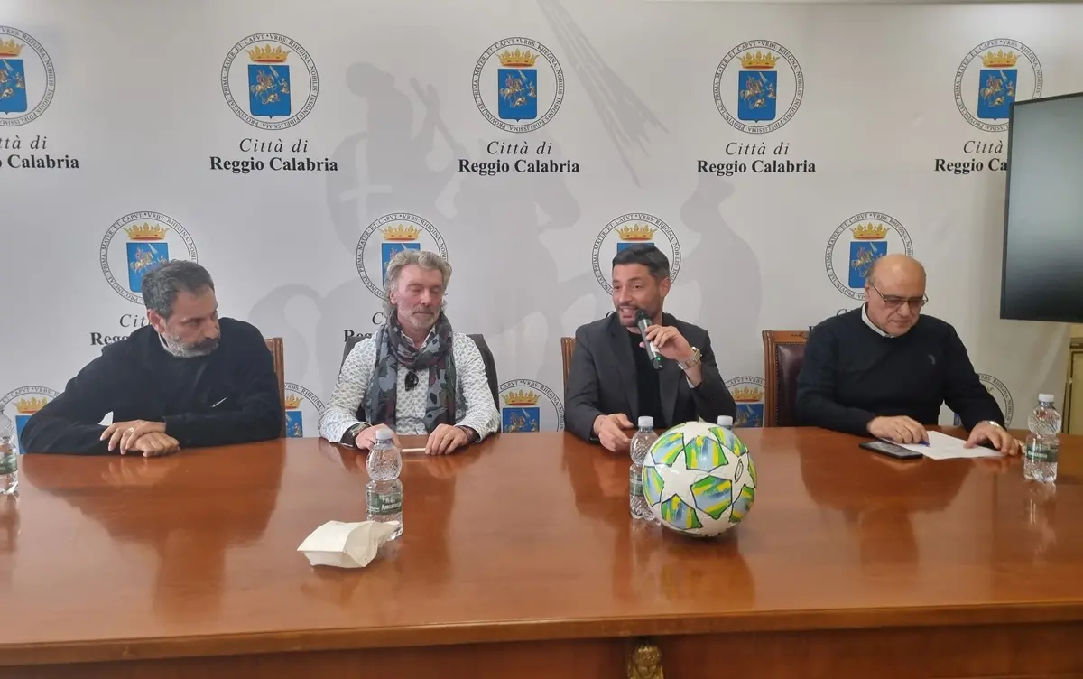 Reggio, a palazzo San Giorgio la presentazione del libro “Volevo solo giocare a pallone” di Luigi Sacchetti e Lorenzo Fabiano