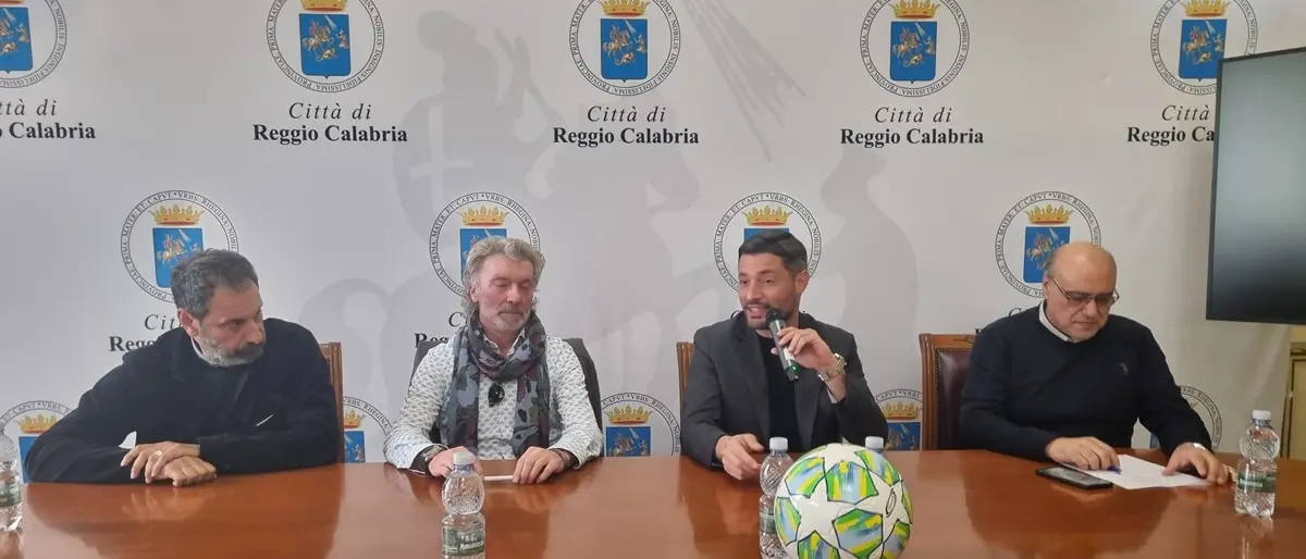 Reggio, a palazzo San Giorgio la presentazione del libro “Volevo solo giocare a pallone” di Luigi Sacchetti e Lorenzo Fabiano