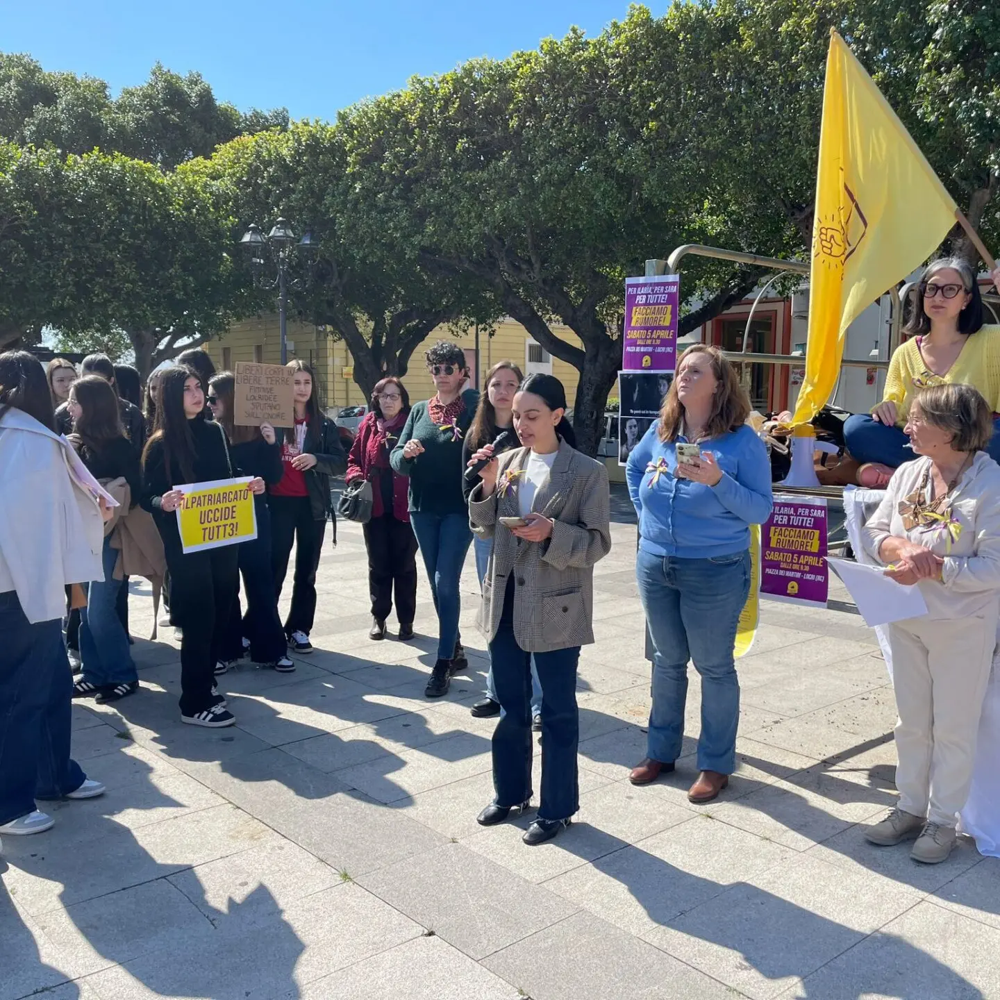 Locri scende in piazza contro il femminicidio: «Per Ilaria e Sara» - FOTO e VIDEO