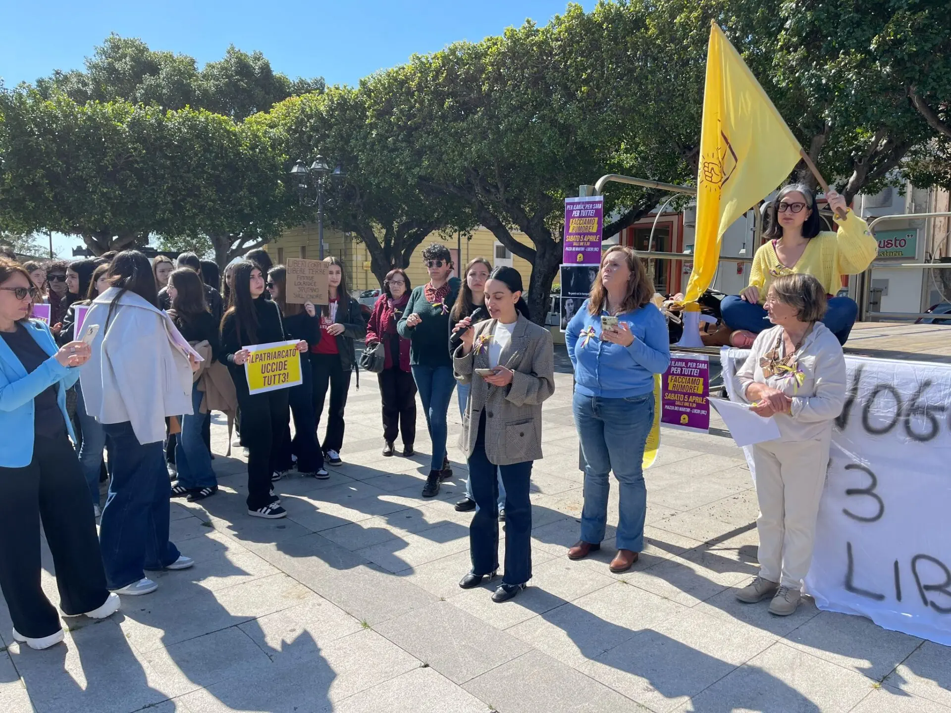Locri scende in piazza contro il femminicidio: «Per Ilaria e Sara» - FOTO e VIDEO