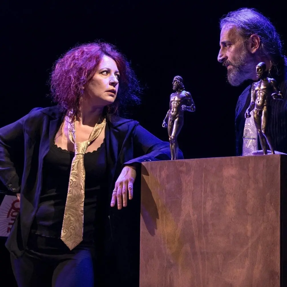 \"Aramen & Stannum\", viaggio tra i corpi che il mare salva e quelli che dimentica. A teatro, i Bronzi diventano specchio dell'umanità smarrita - VIDEO