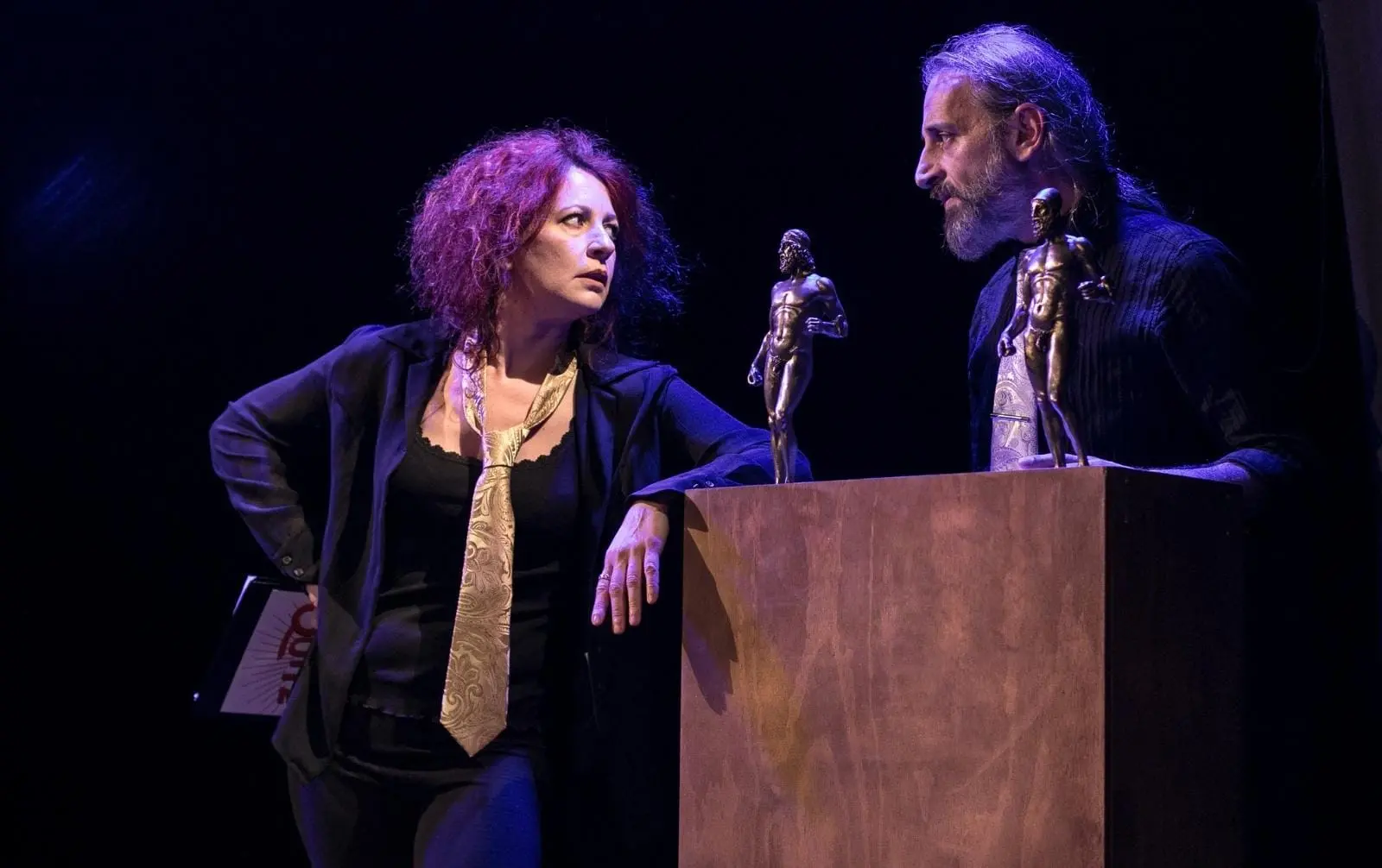\"Aramen & Stannum\", viaggio tra i corpi che il mare salva e quelli che dimentica. A teatro, i Bronzi diventano specchio dell'umanità smarrita - VIDEO