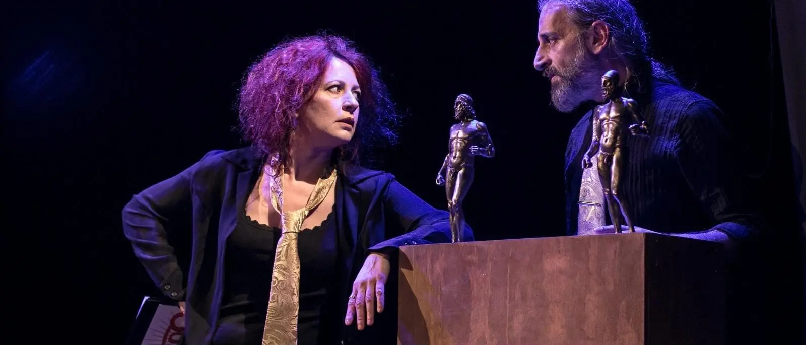 \"Aramen & Stannum\", viaggio tra i corpi che il mare salva e quelli che dimentica. A teatro, i Bronzi diventano specchio dell'umanità smarrita - VIDEO